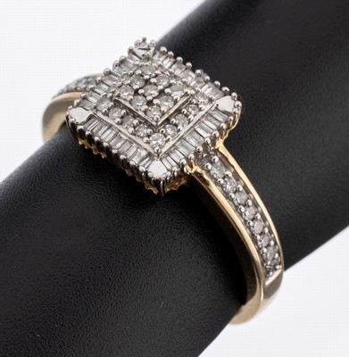 14 kt Gold Diamant-Ring, GG 585/000, quadratischer Ringkopf, Aufbau in mehreren Ebenen, 70 Brillanten, 8/8-Diamanten und Diamantbaguettes zus. ca. ...
