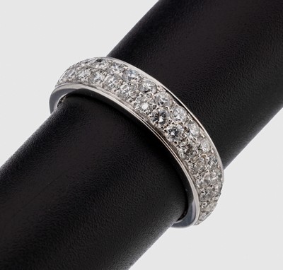 14 kt Gold Brillant-Ring, WG 585/000, 36 Brillanten zus. ca. 1.07 ct (grav.) feines Weiß-Weiß/vs-si, RW 54, ca. 3.1 g
