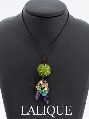 LALIQUE Farbstein-Collier, grüne Glasblüte,rs. sign., bewegl. Abhängungen mit Farbsteinen, Türkis, Amethyst und Peridot, kl.Perlen, an Stoffband ...