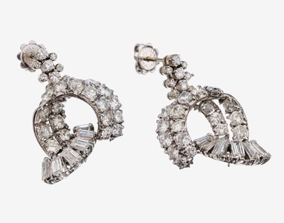 Paar Platin Diamant-Ohrstecker, Pt gepr., mit bewegl. Abhängung, 70 Brillanten, Diamant-Baguettes und 8/8-Diamanten zus. ca. 5.0 ct Weiß/si-p, ca. ...