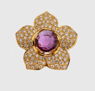 18 kt Gold Brillant-Saphir-Brosche , GG 750/000, in Form einer Blüte, mittig rundfacett. pinkfarb. Saphir ca. 0,83 ct, Brillanten zus. ca. 1,52 ct ...