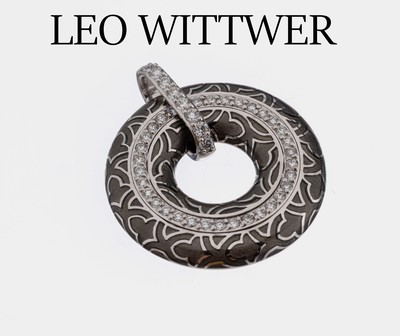 18 kt Gold LEO WITTWER Brillant-Anhänger, WG 750/000, rund, graues transluzides Email, Öse bewegl., 42 Brillanten zus. ca. 0.63 ct (grav.) feines ...