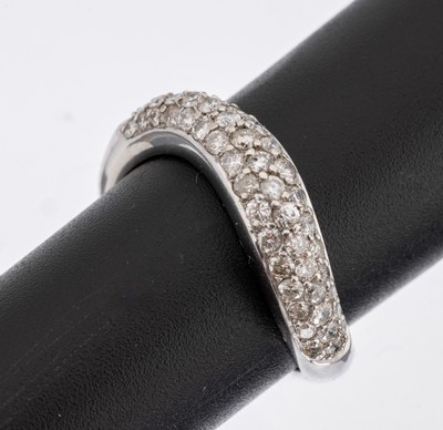 18 kt Gold Brillant Ring, WG 750/000, geschwungene Schiene, bes. mit ca. 50 Brillanten zus. ca. 0.85 ct Weiß/si-p, RW 54, ca. 5.7 g