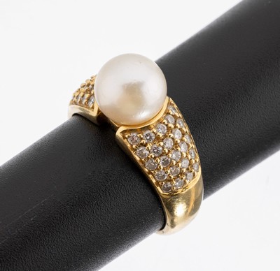 18 kt Gold Akoyazuchtperle Brillant-Ring, GG 750/000, weiße Perle, D. ca. 8.7 mm, Brillanten zus. ca. 0.50 ct Weiß/si, RW 56, ca. 9.5 g