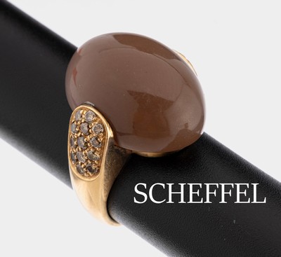 18 kt Gold SCHEFFEL Mondstein-Brillant-Ring, RoseG 750/000, Mondstein-Cabochon ca. 15.00ct, Ringschultern mit 26 Brillanten zus. ca. 0.50 ct ...