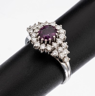 14 kt Gold Rubin-Brillant-Ring, WG 585/ 000, 1 ovalfacett. Rubin ca. 0,50 ct, 26 Brillanten zus. ca. 0,66 ct Weiß/si, ca. 3.4 g, RW 56