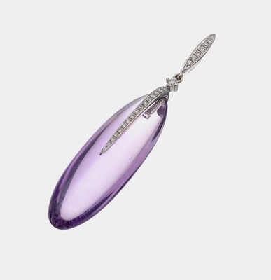 18 kt Gold Amethyst-Brillant-Anhänger, WG 750/000, navettef. Amethystcabochon ca. 15.73 ct, 23 Brillanten zus. ca. 0.03 ct, L. ca. 4 cm