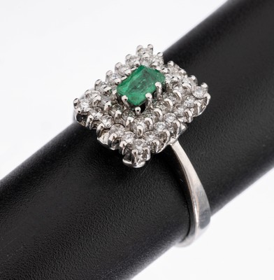 18 kt Gold Smaragd Diamant Ring, WG 750/ 000, Diamanten, 2-reihig gefasst, zus. ca. 0.80 ct Weiß/si, Smaragdrechteck ca. 0.20 ct, besch., RW 57.5, ...