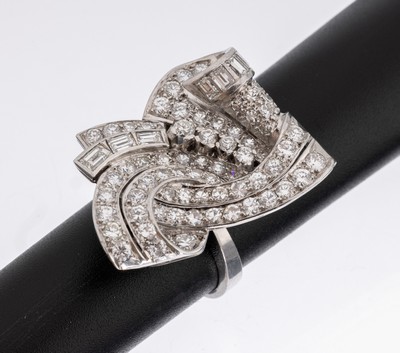 18 kt Gold Diamant-Ring, WG 750/000, geschwungene Gestaltung 76 Brillanten, 8/8- Diamanten und Diamant-Baguettes zus. ca. 3.80 ct Weiß/si, RW 57, ...