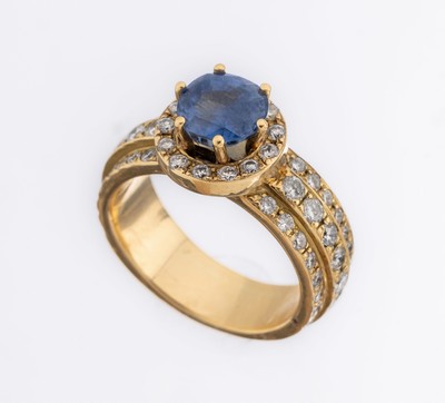 18 kt Gold Saphir-Brillant-Ring, GG 750/000, rundfacett. Saphir ca. 12.30 ct, 3-rhg. Ringschiene, bes. mit 57 Brillanten zus. ca. 1.20 ct ...