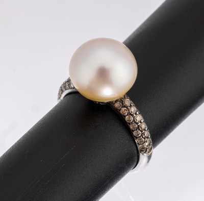 18 kt Gold Perl-Brillant-Ring, barocke Süßwasserzuchtperle, D. ca. 12.3 mm, seitl. flankiert von Brillanten zus. ca. 0.73 ct Braun, RW 58, ca. 6.1 g