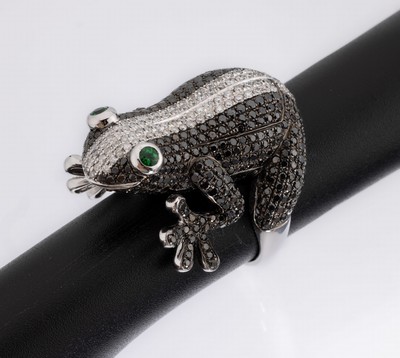 18 kt Gold Diamant-Tsavorith-Ring "Frosch", WG 750/000, Körper und Füße bes. mit ca. 500 Brillanten zus. ca. 4.42 ct Weiß/si und ...