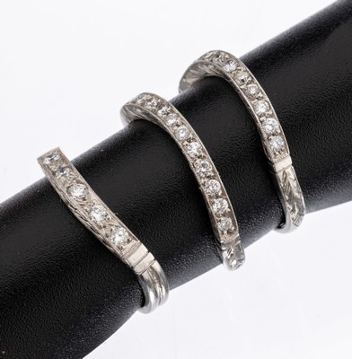 18 kt Gold Diamant-Ring-Trio, WG 750/00, gewellte Form, Diamanten zus. ca. 0.60 ct l.get.Weiß/si, RW 48 und 2 x RW 50