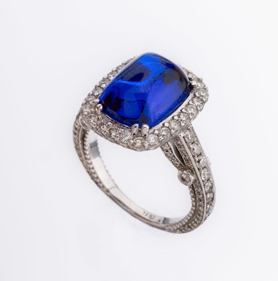 18 kt Gold Amethyst-Brillant-Ring, WG 750/000, blauer Amethyst-Cabochon ca. 7.0 ct, 150 Brillanten zus. ca. 1.20 ct Weiß/si, 1 Stein fehlt nicht ...