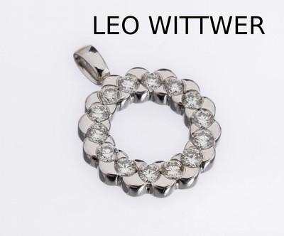 18 kt Gold LEO WITTWER Brillant-Anhänger, WG 750/000, bes. mit 14 Brillanten zus. ca. 0.70 ct (grav.) Weiß/si, ca. 3.4 g