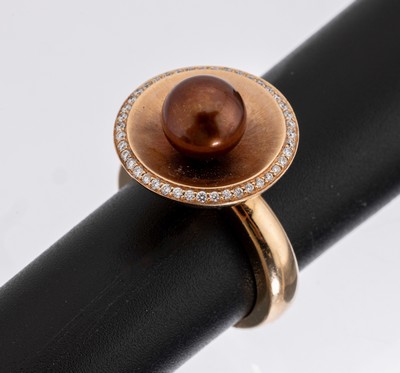 14 kt Gold Perl-Brillant-Ring, GG 585/000, runder Ringkopf, mittig braune Zuchtperle, D. ca. 8.1 mm, 45 Brillanten zus. ca. 0.23 grav. ct Weiß/si, ...