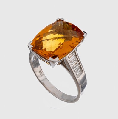 18 kt Gold Citrin-Diamant-Ring, WG 750/000,mittig kissenf. Citrin im Chessboard Cut ca. 8.0 ct, 12 Diamantbaguettes zus. ca. 0.40 ct Weiß/si-p, RW ...