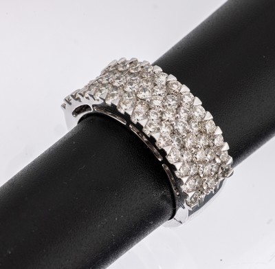 18 kt Gold Brillant-Ring, WG 750/000, 72 Brillanten zus. ca. 2.67 ct (grav.) l.get.Weiß-Weiß/si, RW 54, ca. 9.3 g