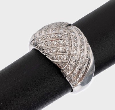 18 kt Gold Brillant-Ring, WG 750/000, 85 Brillanten zus. ca. 0.94 ct Weiß/si, RW 56, ca. 10.9 g