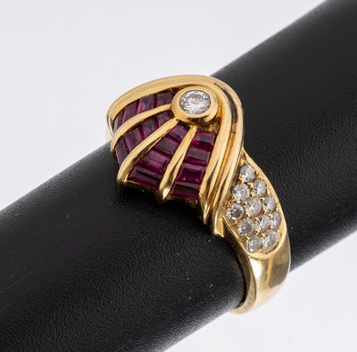 18 kt Gold Rubin-Brillant-Ring, GG 750/000,16 Rubin-Trapeze zus. ca. 0.40 ct, 23 Brillanten zus. ca. 0.40 ct Weiß/si, ca. 6.7 g, RW 56