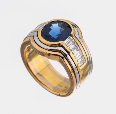 18 kt Gold Saphir-Diamant-Ring, GG/WG 750/000, ovalfacett. Saphir von guter Farbe ca. 3.14 ct, 8 Diamantbaguettes zus. ca. 0.92 ct Weiß/si, RW 53, ...