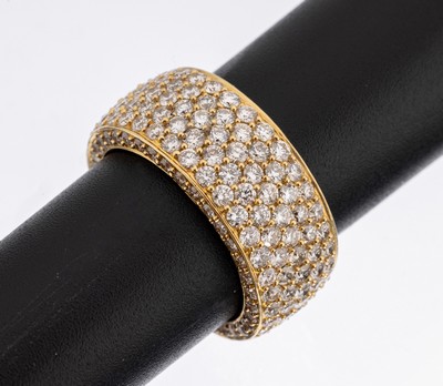 18 kt Gold Brillant-Ring, GG 750/000, in 5 Reihen bes. mit Brillanten zus. ca. 5.02 ct Weiß/si, innen verbödet, ca. 9.1 g, RW 53, B. ca. 9.35 mm