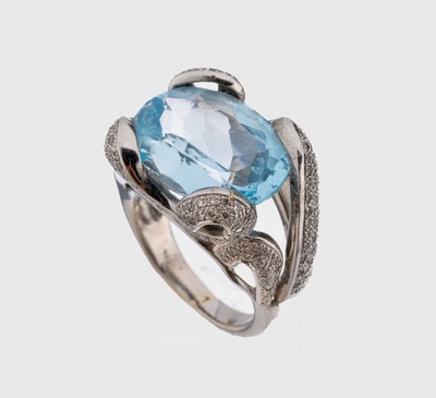 18 kt Gold Topas-Diamant-Ring, WG 750/000, ovalfacett. Topas (beh.) ca. 10.0 ct, 8/8- Diamanten zus. ca. 0.60 ct Weiß/si, ausgefallener Entwurf, ...
