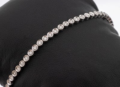 18 kt Gold Brillant-Linienarmband , WG 750/000, Brillanten zus. ca. 1.60 ct Weiß/si, L. ca. 19 cm, ca. 11.7 g, Kastenschloß mit Sicherheitsacht