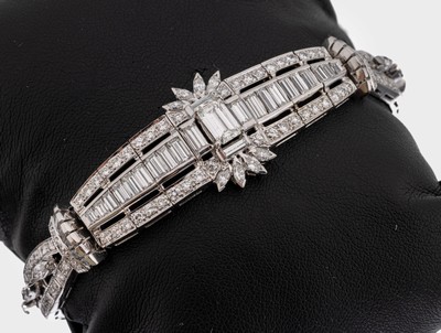 Platin Diamant-Armband , Pt. gepr., prunkvoll, 138 Brillanten, 14 Diamantnavettes und 21 Diamantbaguettes zus. ca. 10.05 ct Weiß-l.get.Weiß/si-p, ...