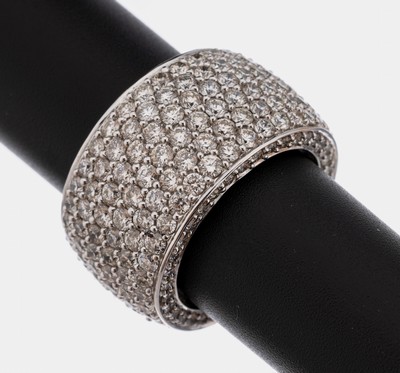 18 kt Gold Brillant-Ring, WG 750/000, seitlich und rundum in 6 Reihen mit Brillantenzus. ca. 8.0 ct Weiß/si, Verbödung mit Herzen, ca. 13.3 g, RW ...