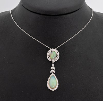 18 kt Gold Opal-Brillant-Collier, WG 750/000, Mittelteil bewegl. mit floralen Elementen, 2 Opal-Cabochons zus. ca. 5.0 ct, Brillanten zus. ca. 0.50 ...