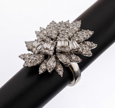 18 kt Gold Diamant-Ring, WG 750/000, floraler Aufbau in versch. Ebenen, 101 Brillanten und 19 Diamantbaguettes und - trapeze zus. ca. 2.86 ct ...