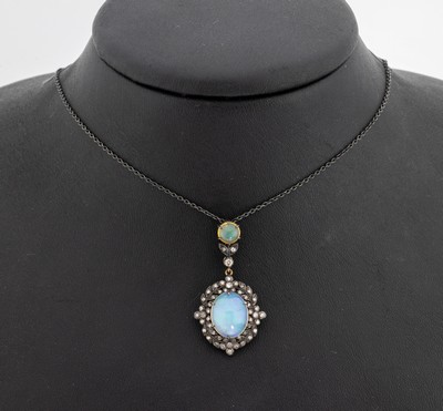 Opal-Diamant-Collier, Silber gepr., Mittelteil rs. vergoldet, 2 Opalcabochons zus.ca. 6.0 ct, 50 Brillanten und 8/8-Diamanten zus. ca. 0.20 ct ...