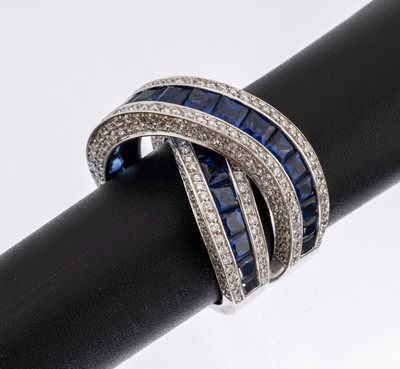 18 kt Gold Saphir-Brillant-Ring, WG 750/000, facett. Saphir-Karrees zus. ca. 6.00 ct, Brillanten zus. ca. 4.40 ct Weiß/si, RW 56, total ca. 16.2 g