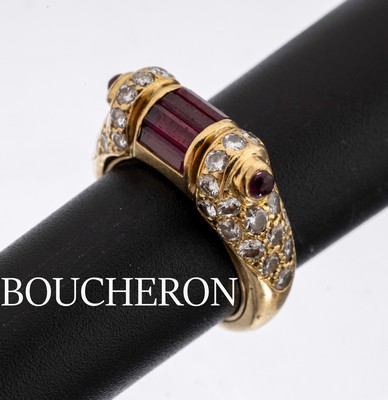 18 kt Gold BOUCHERON Rubin-Brillanten-Ring, GG 750/000, 36 Brillanten zus. ca. 0.50 ct, 5 Rubinbaguettes, und 2 Cabochons zus. ca. 1.0 ct, RW 45, ca ...