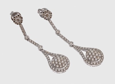 Paar 18 kt Gold Brillant-Ohrstecker, WG 750/000, beweglich gearbeitet mit Brillanten zus. ca. 2.66 ct Weiß-l.get.Weiß/si, ca. 8. g,L. ca. 5 cm