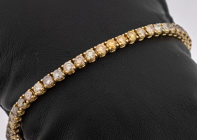 18 kt Gold Brillant-Rivierearmband, GG 750/000, 45 Brillanten zus. ca. 10.00 ct l. get. Weiß, Gelb, Braun und Grau/si-p1, L. ca. 18 cm, ...