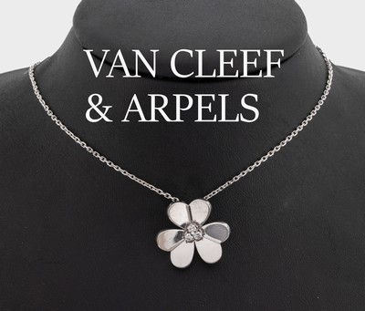 18 kt Gold VAN CLEEF & ARPELS Brillant Collier "Blüte", WG 750/000, mittig 3 Brillanten zus. ca. 0.15 ct feines Weiß/vs, L.ca. 37 oder ...