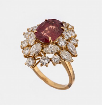 18 kt Gold Saphir-Diamant-Ring, GG 750/000,mittig erhaben gefasster ovalfacett. rot- oranger Saphir ca. 3.9 ct, umgeben von 12 Brillanten und 10 ...