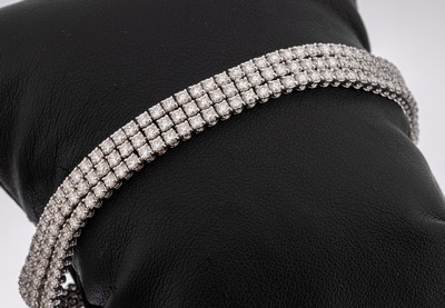 18 kt Gold Brillant-Armband, WG 750/000, 3 -rhg., 216 Brillanten zus. ca. 8.25 ct (grav.)feines Weiß/vs, L. ca. 18 cm, Kastenschloss mit ...