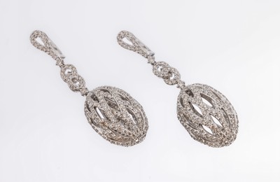 Paar 18 kt Gold Brillant-Ohrhänger, WG 750/000, beweglich gearbeitet, vollplastische olivenförm. Abhängungen, Brillanten zus. ca. 7.17 ct ...