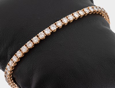 18 kt Gold Brillant-Rivierearmband, Rose G 750/000, 45 Brillanten zus. ca. 8.30 ct Weiß- l.get.Weiß/si-p1, L. ca. 17.5 cm, Kastenschloss mit 2 ...