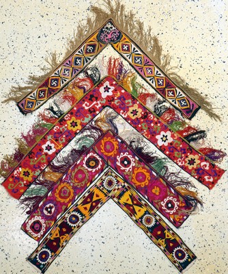 4 Lots"Tierschmuck", Uzbekistan, Anfang 20.Jhd, Seidenstickerei, ca. 90 x 11 cm, EHZ: 2