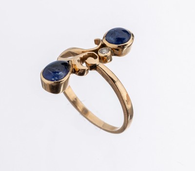 14 kt Gold Saphir-Brillant-Ring, GG 585/000, im Stil des Jugendstils, 2 Saphir -Cabochons zus. ca. 0.80 ct, 1 Brillant 0.05 ct Weiß/p, RW 53, ca. ...