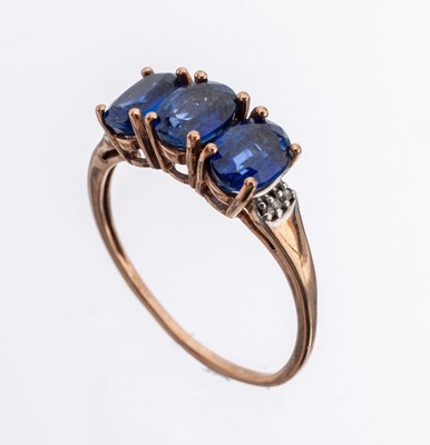 9 kt Gold Saphir-Diamant-Ring, RG 375/000, England, 3 ovalfacett. Saphire zus. ca. 2.0 ct, 6 8/8-Diamanten zus. ca. 0.06 ct Weiß/p, RW 60, ca. 2.7 g