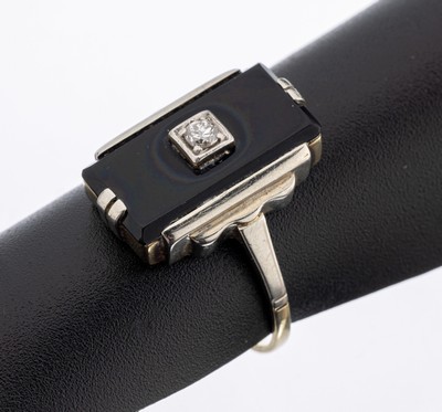 14 kt Gold Brillant-Onyx-Ring, um 1930, GG 585/000, Ringkopf mit Onyxplatte, 1 Brillant 0.05 ct Weiß/si, RW 55, ca. 3.0 g