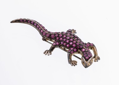 Rubin-Brosche "Eidechse", Silber gepr., plastisch, rundfacett. Rubine zus. ca. 4.0 ct,ca. 6 x 3.2 cm
