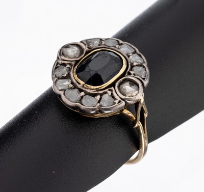 14 kt Gold Saphir-Diamant-Ring, um 1900, GG585/000 gepr., Ringkopf Silber, ovalfacett. Saphir ca. 1.20 ct, 12 Diamantrosen zus. ca. 0.60 ct, RW 58, ...