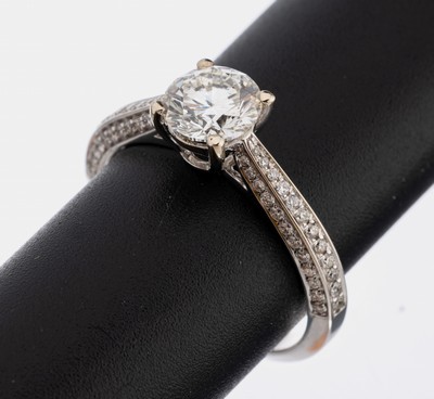 18 kt Gold Brillant-Ring, WG 750/000, mittig Brillant ca. 1.15 ct feines Weiß(G)/vvs1, Ringschultern mit 72 Brillanten zus. ca. 0.36 ct (grav.) ...