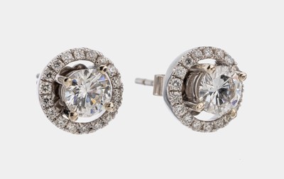 Paar 18 kt Gold Brillant-Ohrstecker, WG 750/000, 2 Brillanten zus. ca. 1.04 ct Weiß/si, abnehmbare Kränze mit Brillanten zus.ca. 0.30 ct Weiß/si